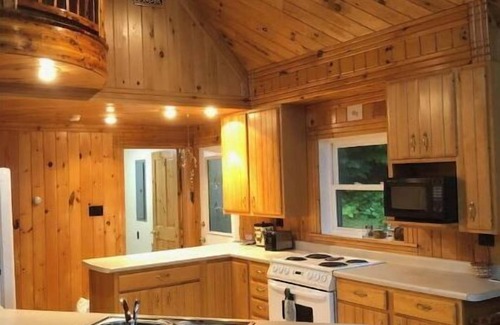 Brier Hill House | Serene 1000 Islands Riverhouse with Private Dock & Breakfast