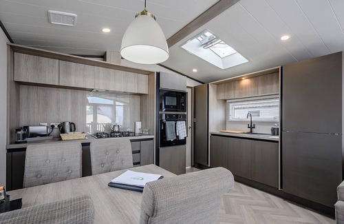 Blackford House | Delightful 13ft-Wide Holiday Home with Spa and Hot Tub