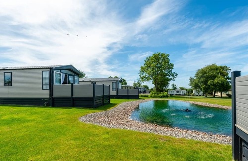 Blackford House | Delightful 13ft-Wide Holiday Home with Spa and Hot Tub