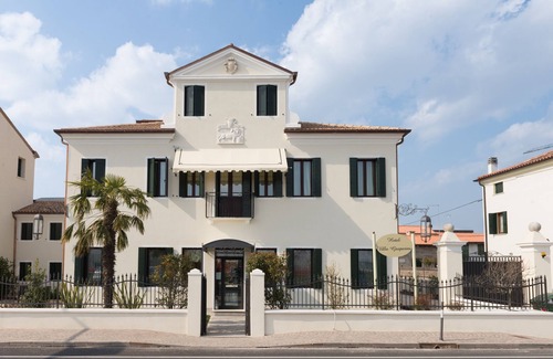 Dolo Villa | Elegant 15-Bed Villa in Dolo, Steps from Venice