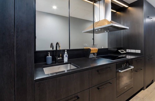 Kingston Apartment | Inviting 1BR Apartment with Lake Views and Spa Amenities