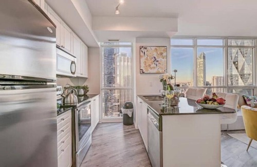 Downtown Toronto Condo | Prime 2 BD Retreat in Toronto with Free Parking & Breakfast