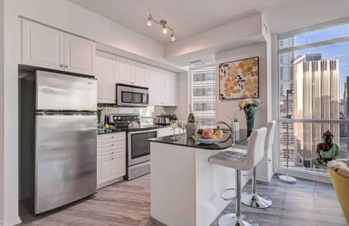 Downtown Toronto Condo | Prime 2 BD Retreat in Toronto with Free Parking & Breakfast