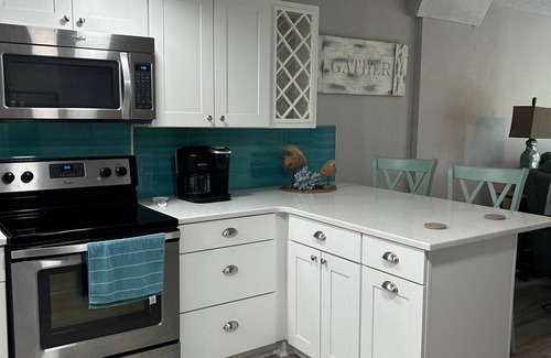 Tarpon Springs Condo | Stunning 2 bed 2 bath condo with access to the Gulf of Mexico! 3 month minimum.