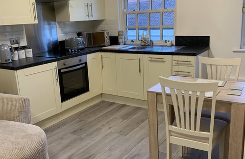 Bawtry Apartment | Chic 2-Bed Apartment with Kitchen in Bawtry, England