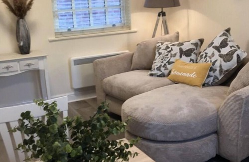 Bawtry Apartment | Chic 2-Bed Apartment with Kitchen in Bawtry, England