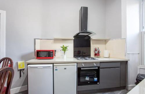 Tollcross Apartment | Chic 2-Bed Apartment in Central Edinburgh - Pet Friendly Stay