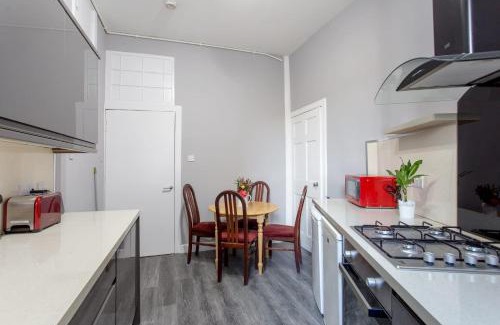 Tollcross Apartment | Chic 2-Bed Apartment in Central Edinburgh - Pet Friendly Stay