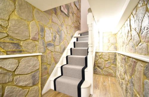 The Lane Apartment | Bright 2-Bed Apartment Near Family-Friendly Attractions