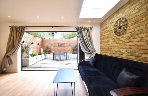 The Lane Apartment | Bright 2-Bed Apartment Near Family-Friendly Attractions