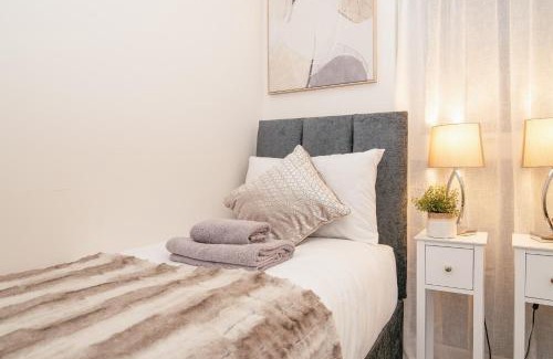 Stevenage Apartment | Cozy 2-Bed Apartment in Stevenage, Sleeps 5 with Parking