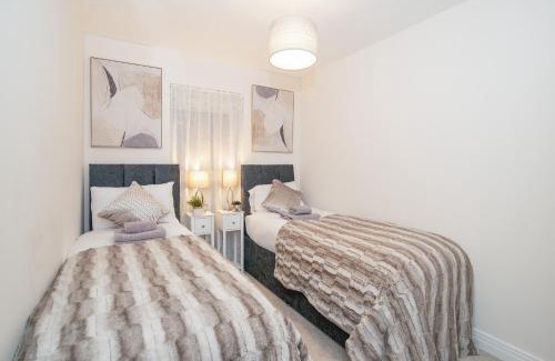 Stevenage Apartment | Cozy 2-Bed Apartment in Stevenage, Sleeps 5 with Parking