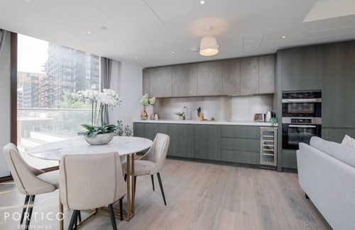Vauxhall Apartment | Stunning 2-bed Apt with pool in Nine Elms