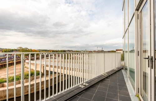 Rotherham Apartment | Modern 2 Bed Riverside Apartment with Child-Friendly Amenities