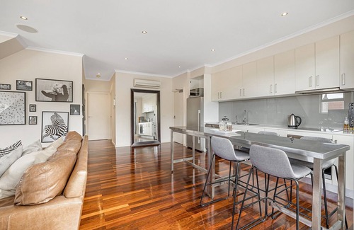 Northcote Apartment | Family-Friendly 2-Bed Unit with BBQ Patio Near Dining