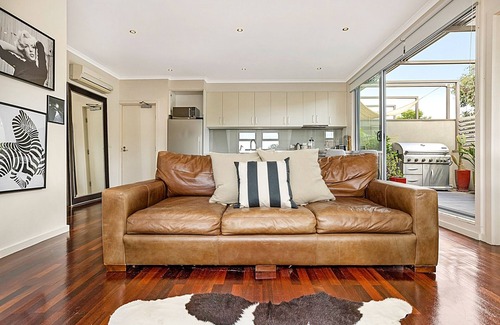 Northcote Apartment | Family-Friendly 2-Bed Unit with BBQ Patio Near Dining