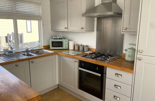 Westmarsh Villa | Inviting 2 Bed Villa in Ramsgate with Pool & Family-Friendly