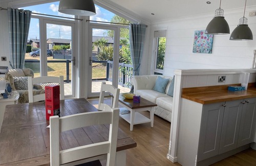 Westmarsh Villa | Inviting 2 Bed Villa in Ramsgate with Pool & Family-Friendly