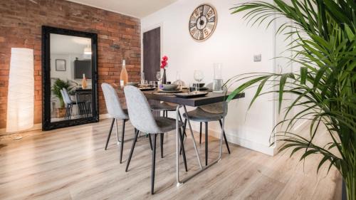 Bradford Apartment | Cozy 2-Bedroom Retreat with Balcony & Super King Beds