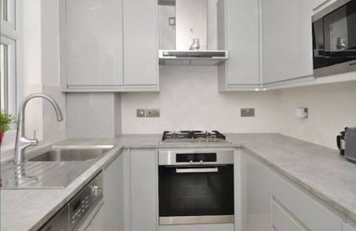Southwark Apartment | Stylish 2 Bedroom Flat - Steps from Station & Spa Access