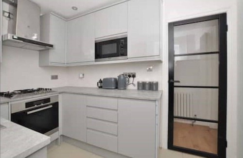 Southwark Apartment | Stylish 2 Bedroom Flat - Steps from Station & Spa Access