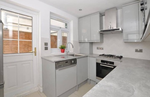 Southwark Apartment | Stylish 2 Bedroom Flat - Steps from Station & Spa Access