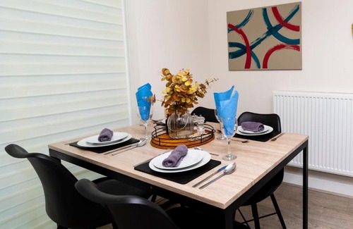 Reading Apartment | Elegant 2 Bedroom Flat Near Green Park & Stadium - Pet Friendly