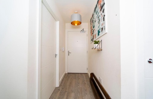 Reading Apartment | Elegant 2 Bedroom Flat Near Green Park & Stadium - Pet Friendly
