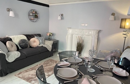 Belper Apartment | Inviting 2 Double Bedroom Apartment in a Serene Courtyard