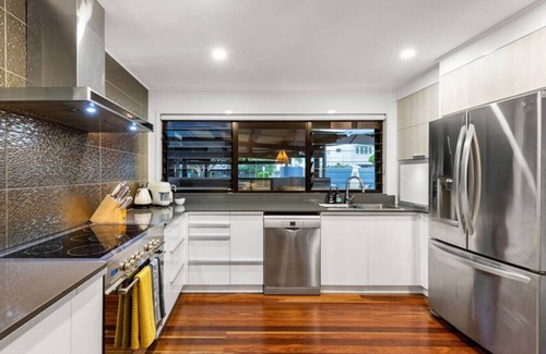Maroochydore House | Pet-Friendly Oceanfront Getaway Near CottonTrees Beach