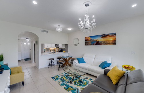 Central Naples Condo | Prime 2BR/2BA Condo with Pool in Naples - Guest Rated 9.8