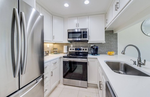 Central Naples Condo | Prime 2BR/2BA Condo with Pool in Naples - Guest Rated 9.8