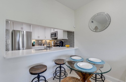 Central Naples Condo | Prime 2BR/2BA Condo with Pool in Naples - Guest Rated 9.8