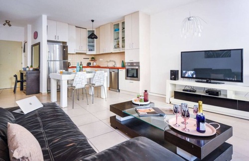 Tel Aviv City Center Apartment | Top-Rated 2BR Apartment with Balcony by Sea N' Rent