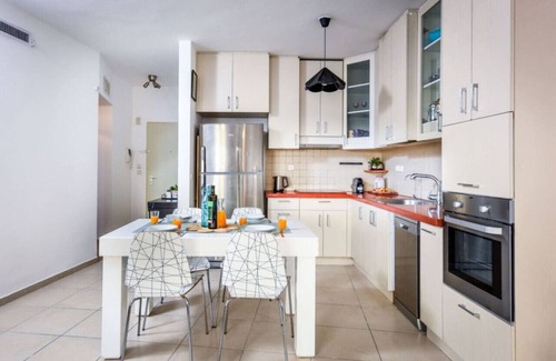 Tel Aviv City Center Apartment | Top-Rated 2BR Apartment with Balcony by Sea N' Rent