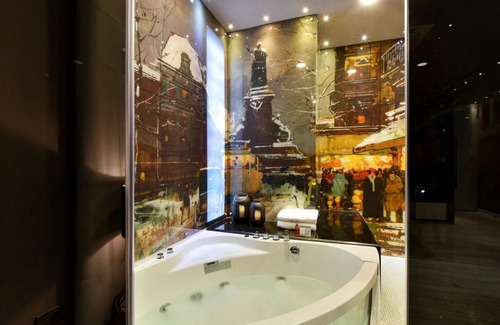 Popular Apartment | Stunning 2BR Suite w/Jacuzzi right on Lleras Park