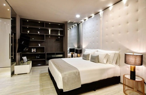 Popular Apartment | Stunning 2BR Suite w/Jacuzzi right on Lleras Park