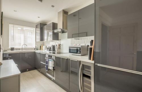 Trumpington House | Stylish 3 Bedroom Home with Terrace & Family-Friendly Perks
