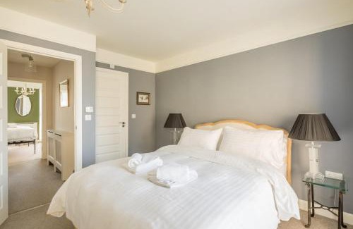 Trumpington House | Stylish 3 Bedroom Home with Terrace & Family-Friendly Perks