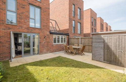 Trumpington House | Stylish 3 Bedroom Home with Terrace & Family-Friendly Perks