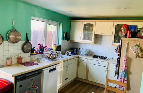 Falconwood and Welling House | Family-Friendly 3 Bedroom Semi Detached Retreat