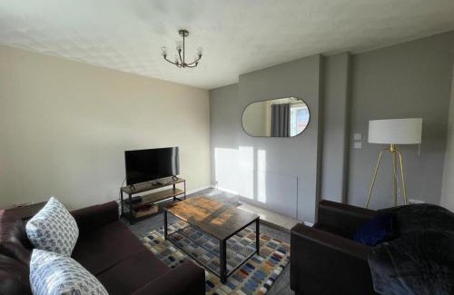 Barnsley House | Inviting 3-Bedroom House with Garden and Hot Tub