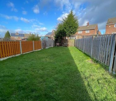 Barnsley House | Inviting 3-Bedroom House with Garden and Hot Tub