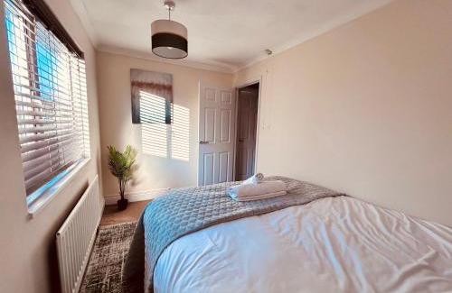 Stevenage Apartment | Enjoy a 4-Star Family Retreat with Convenient Parking