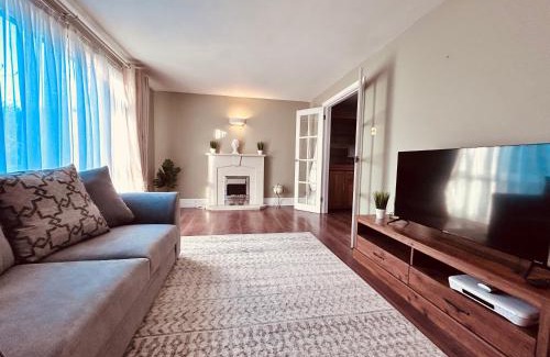 Stevenage Apartment | Enjoy a 4-Star Family Retreat with Convenient Parking