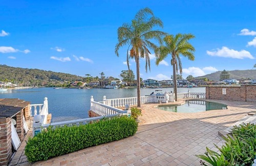 St Huberts Island House | Stunning 4BR Holiday Home with Water Views & Pool