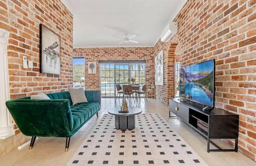 St Huberts Island House | Stunning 4BR Holiday Home with Water Views & Pool
