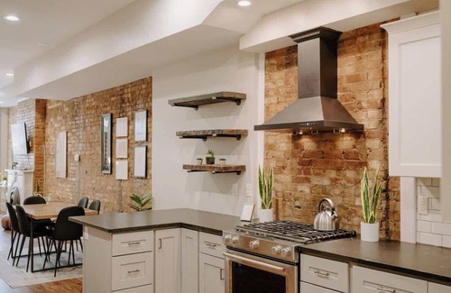 Pendleton House | Stunning 4BR Townhome Rooftop City Views