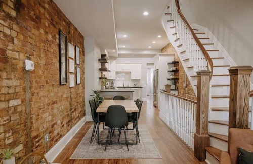 Pendleton House | Stunning 4BR Townhome Rooftop City Views