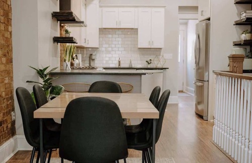Pendleton House | Stunning 4BR Townhome Rooftop City Views